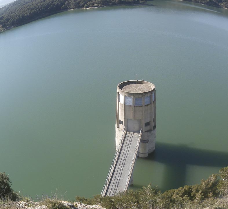 Torre desdembalse hidroeectrica guadalhorce Energía hidráulica